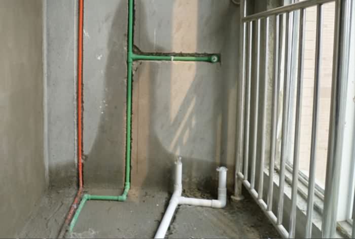 开槽施工需注意,冷热水管要区分